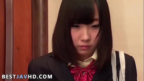 Chica de Escuela Japonesa Rin Aoki Devora un Pene Masivo en Felpudo Prolongado