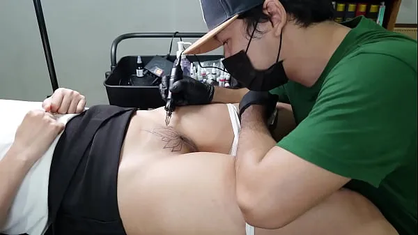 Deusa Tatuada Sugarada: Artista de Tatuagem a Monta até um Creampie Bagunçado
