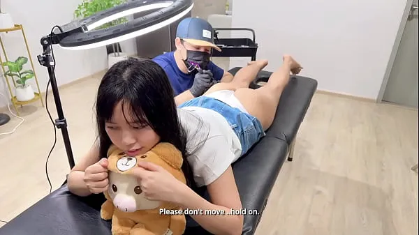 สาวสวยกำมะลอล่อศิลปินสัก: ฉีดสเปิร์มเลอะหมึกและเสียวขยี้ทวาร